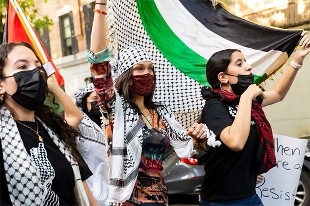 Bella Hadid Melunak Terkait Konflik Israel-Palestina, Gara-gara Kontrak Rumah Mode Diancam Putus?