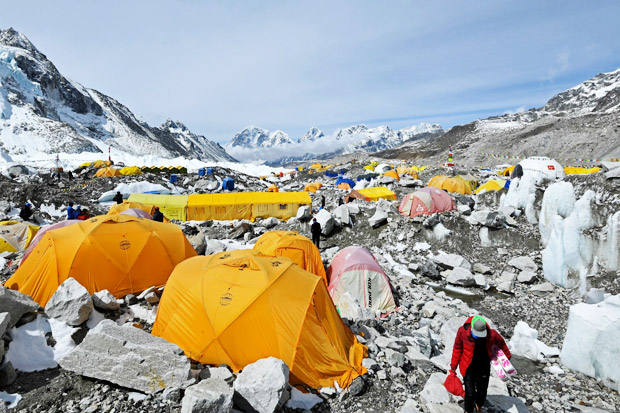 Pemandu Pendakian Sebut 100 Orang Terjangkit Covid-19 di Gunung Everest