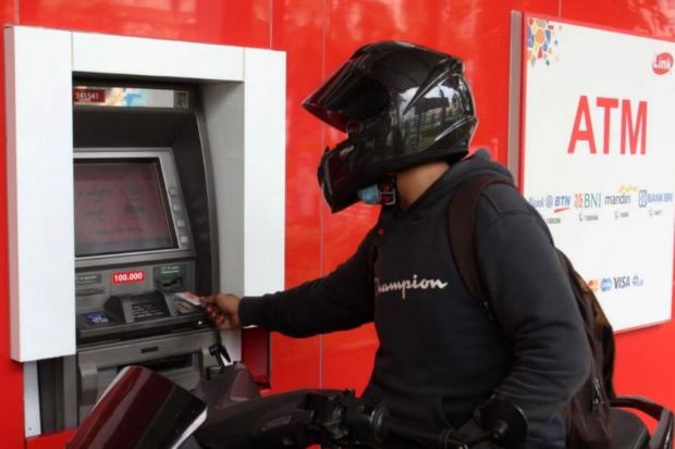 Keberatan dengan Biaya Transaksi di ATM Link? Nasabah Disarankan Pakai m-Banking