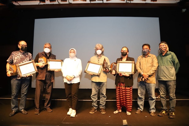 Menaker Ida Beri Penghargaan Life-Time Achievement bagi Sineas Film Indonesia