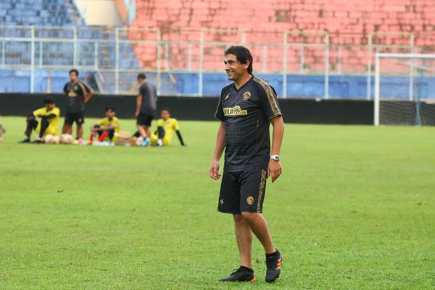 Pelatih Eduardo Almeida Masih Sembunyikan Identitas Pemain Asing Arema FC
