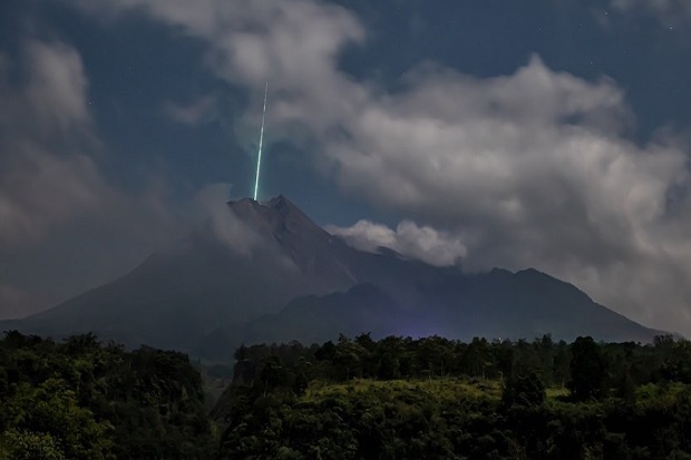 Heboh Kilatan Cahaya Menyambar Gunung Merapi, Roy Suryo: Insya Allah Memang Meteor