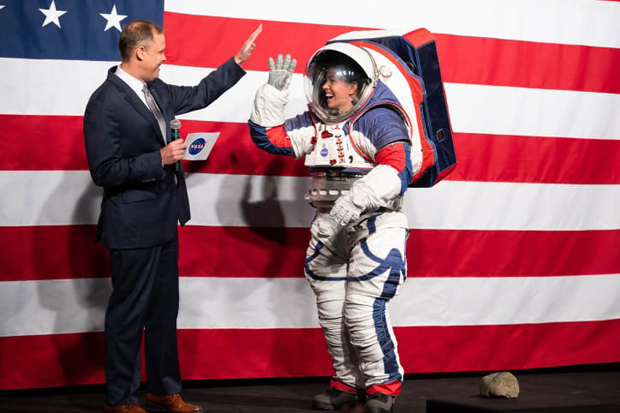 NASA Tunjukkan Pakaian Astronot Senilai Rp4,2 T untuk Misi ke Bulan 2024