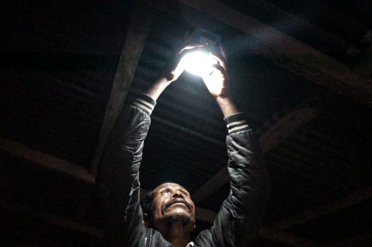 Signify Terangi 16 Desa di Kupang dan Sumba dengan Lampu Jalan LED Bertenaga Surya
