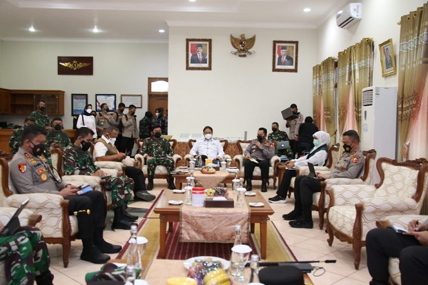 Panglima TNI dan Kapolri Perintahkan Pasukan PPKM Mikro di Jatim Diperkuat