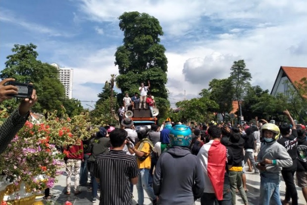 Kepung Balai Kota Surabaya, Warga Madura: Kami Capek Tiap Hari Tes Antigen