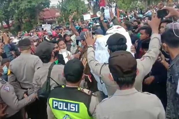 Waduh! Pendemo Berdesakan dan Tak Pakai Masker, Warga Surabaya Khawatir Klaster Baru