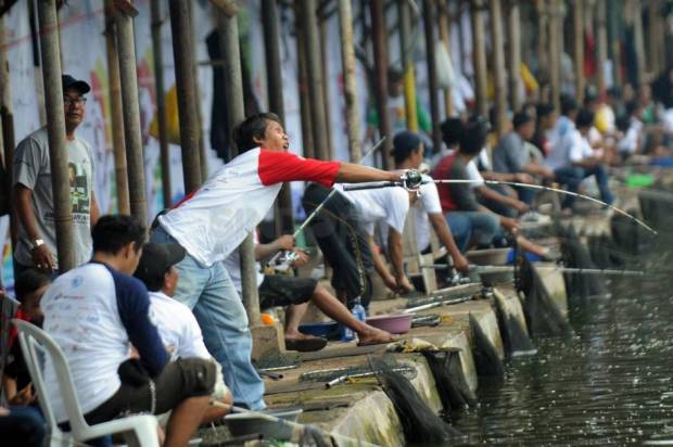 Pemancing Membludak, Satpol PP Tutup Pemancingan Pesona 98 di Jaktim