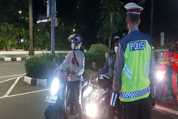 Cegah Massa Ikuti Sidang Habib Rizieq, Polisi Sekat Perbatasan Tangerang-Jakarta