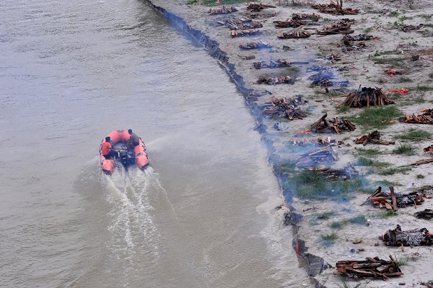 Ratusan Mayat Korban COVID-19 Kembali Bermunculan di Tepi Sungai Gangga