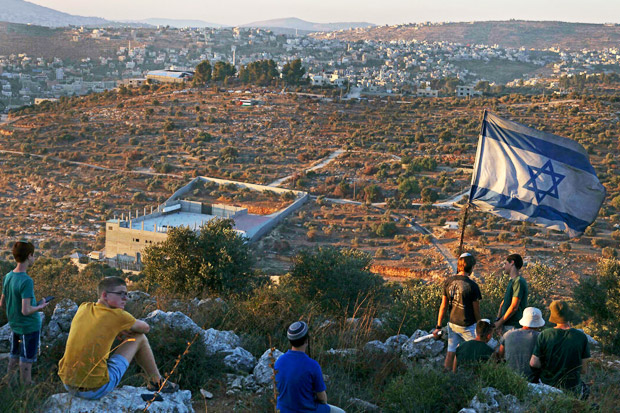 Beri Jalan Kehadiran Militer, Pemukim Israel Tinggalkan Tepi Barat