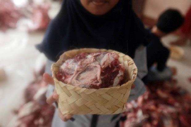 Petugas Musnahkan 31,6 Kg Organ Hewan Kurban Tak Layak Konsumsi di Pasar Rebo