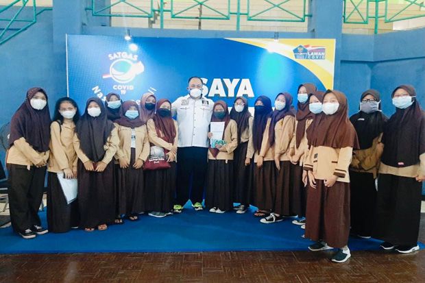 Ribuan Pelajar SMP dan SMA Jakarta Ikuti Vaksinasi Covid-19 di Jakbar
