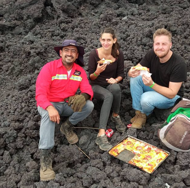 Viral Pizza Pacaya yang Dimasak dengan Lava Panas dari Gunung Berapi