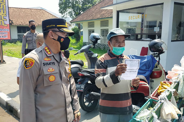Terkena Razia Vaksin, Tukang Sayur di Bogor Pasrah Dagangannya Diborong Polisi