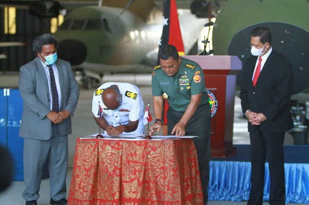 Panglima TNI Bantu Perbaikan Pesawat CASA Milik Angkatan Bersenjata Papua New Guinea