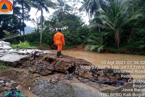 Kali Cidangdeur Meluap, 2 Kampung di Bogor Terendam Banjir Setinggi 1,5 Meter