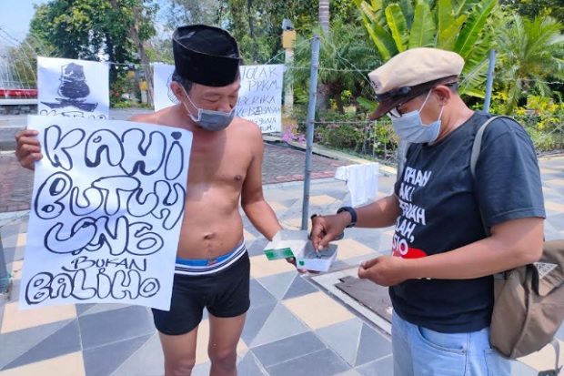 Aksi Telanjang Dada, Pemilik Warung Kopi Ini Protes Perpanjangan PPKM Level 4