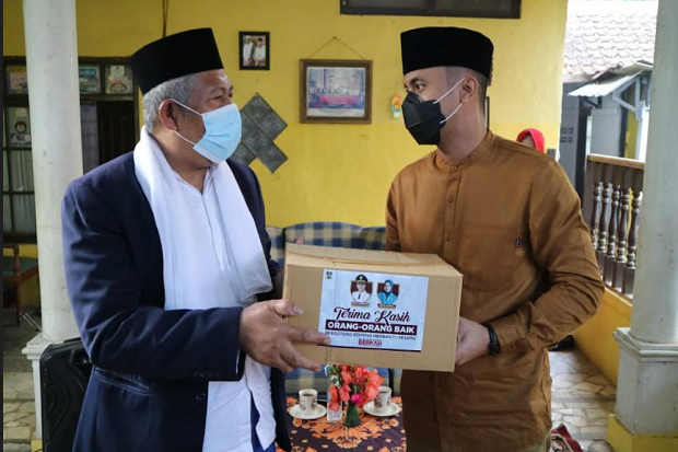 Sowan ke Ketua KPKBB, Hengki Beri Bantuan Sembako Warga Terimbas PPKM