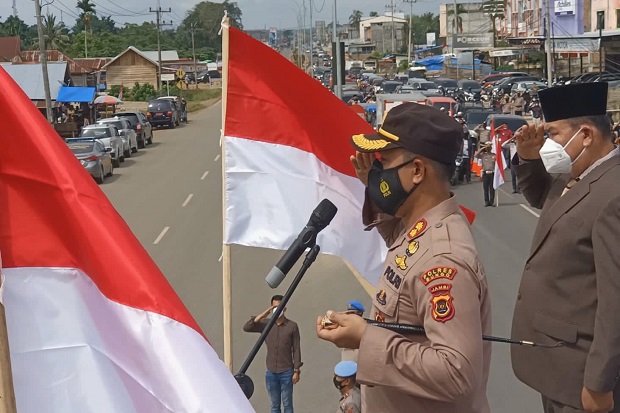 Detik-detik Proklamasi, Kapolres Ini Pimpin Penghormatan di Tengah Jalur Lintas Sumatera