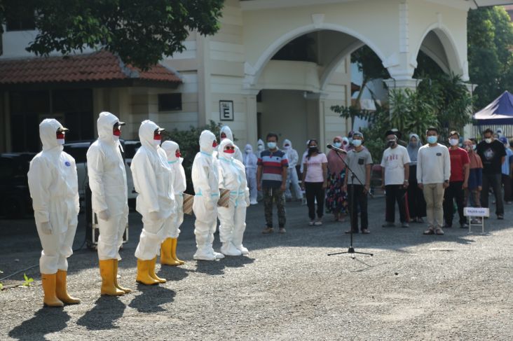 Pakai APD Lengkap, Upacara Bendera di Tempat Isolasi Berharap Pandemi Cepat Pergi