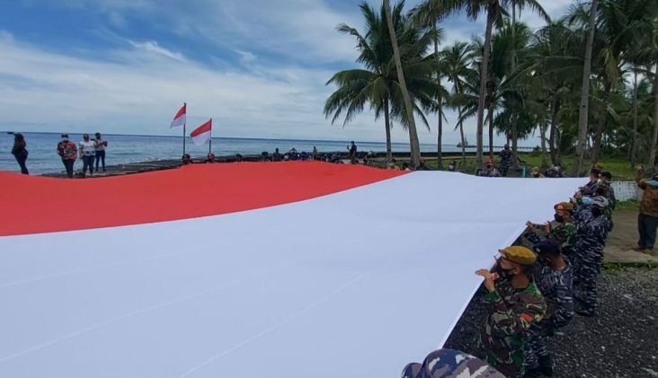 2 Pati TNI AL Ikut Bentangkan Merah Putih di Tanjung Jokowi