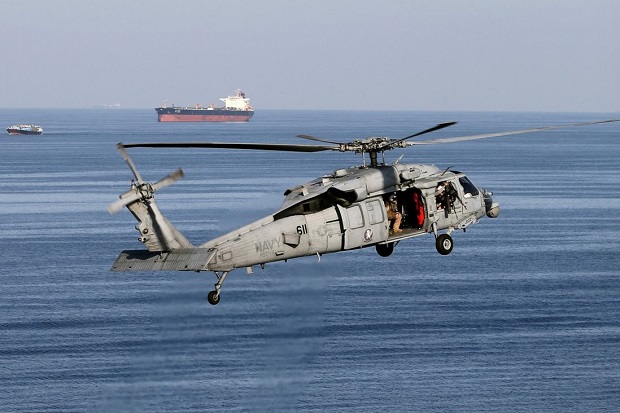 Terbang dari Kapal Induk, Helikopter Militer AS Jatuh ke Laut