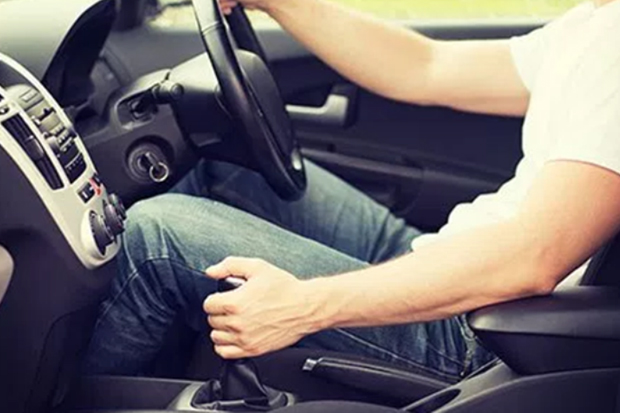 7 Tips Mengendarai Mobil Manual Saat Berada di Belokan