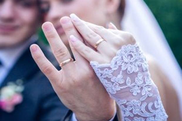 Mengapa Cincin Pernikahan Diletakkan di Jari Manis? Ini Alasannya