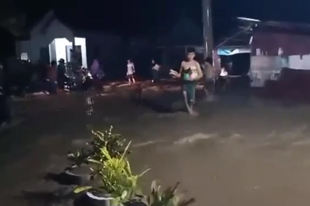 Banjir Bandang Terjang Permukiman di Polewali Mandar, Warga Panik Menungsi
