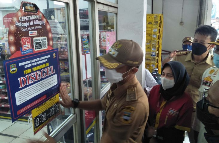 Tak Berizin dan Melanggar Perda, Minimarket di Bandung Barat Disegel Satpol PP