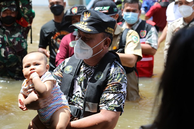 Gubernur Kalteng Tinjau dan Distribusikan Langsung Bantuan Dampak Banjir di Kuala Kuayan Kotim