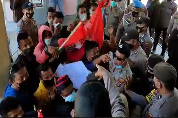 Anggota DPRD Sebut Pendemo seperti Babi, Massa GMNI Ricuh dengan Polisi di Sikka