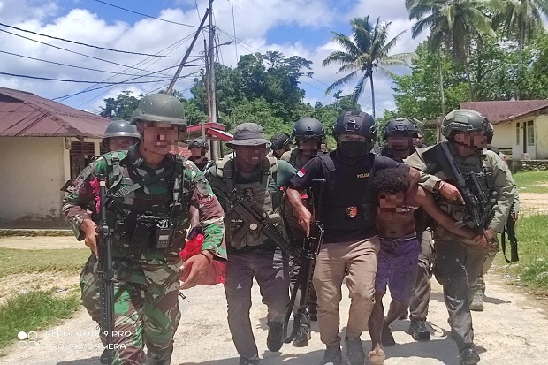 3 Terduga Pelaku Penyerangan Pos Koramil Kisor Diringkus Tim Gabungan TNI-Polri