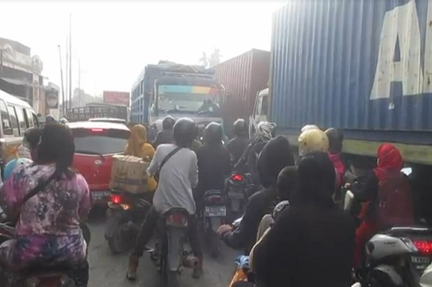 Tolak Truk Besar Melintas, Warga Medan Marelan Blokade Jalan Danau Si Ombak