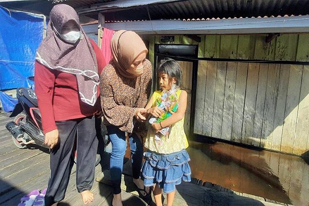 Anak-anak Korban Banjir di Kobar Mendapat Bantuan Alat Tulis dan Bingkisan