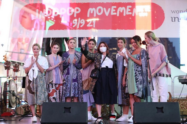 Desainer Coreta Louise Kenalkan Batik Sulawesi Utara di Indopop Movement New York