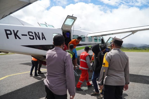 Diteror KKB, Evakuasi 17 Warga Distrik Kiwirok dengan Pesawat Dikawal Satgas Nemangkawi