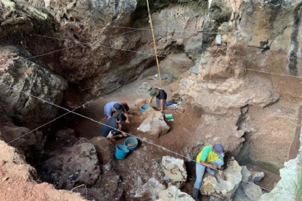 Geger! Artefak Kuno Zaman Batu Berupa Kapak Perimbas Ditemukan di Goa Pawon