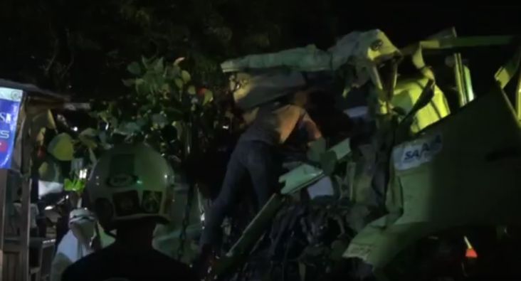 Truk Pengangkut Semen Tabrak 3 Kendaraan di Mojokerto, Sopir Terjepit Kabin