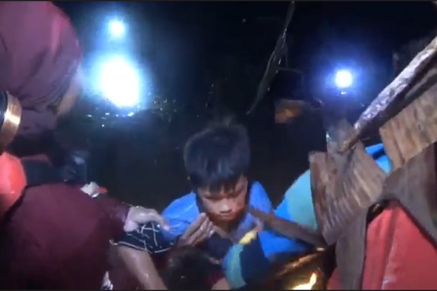 3 Kecamatan di Luwu Diterjang Banjir, Tim Penyelamat Evakuasi 1 Keluarga Dari Atas Pohon