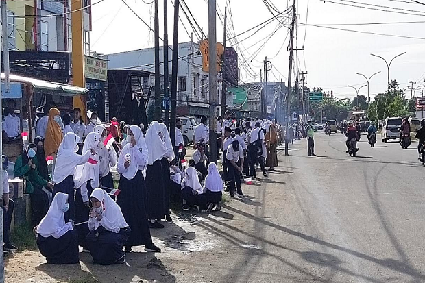 Ingin Sapa Presiden Jokowi, Pelajar Kota Sorong Berdiri di Tepi Jalan sejak Pagi