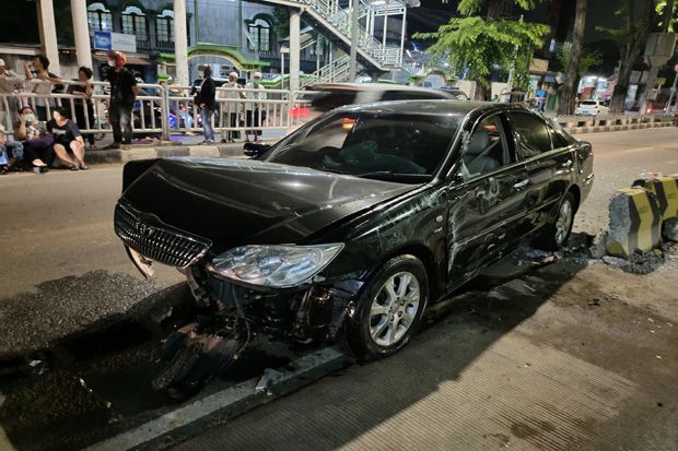 Hantam Separator Busway di Kemayoran, Toyota Camry Rusak Parah