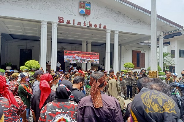 Ratusan Budayawan Demo Balai Kota Bogor, Bau Menyan Menyengat