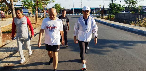 Saleh Husin dan Menkop UKM Teten Masduki Jalan Pagi di Kota Kupang