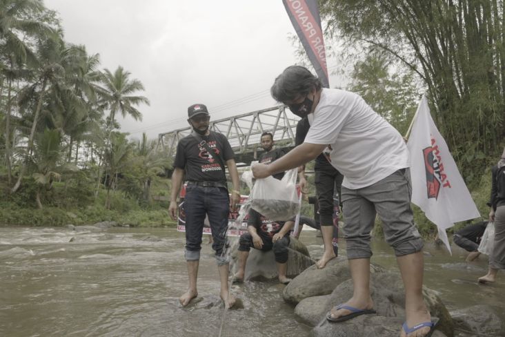 Galang Simpati Warga, Relawan Ganjar Pranowo Capres 2024 Tebar Ikan di Sungai Serayu