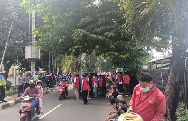 Ratusan Buruh Unjuk Rasa, Jalan PKP Pasar Rebo Ditutup