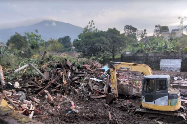 Ekskavator Dikerahkan Cari 6 Korban Hilang Banjir Bandang Kota Batu