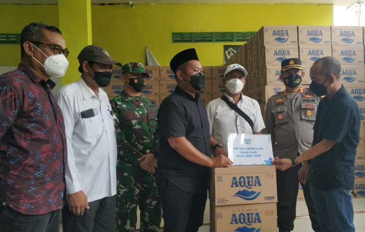 Pemkab Gresik Salurkan 28.800 Botol Air Minum Bantuan Danone Indonesia untuk Korban Banjir