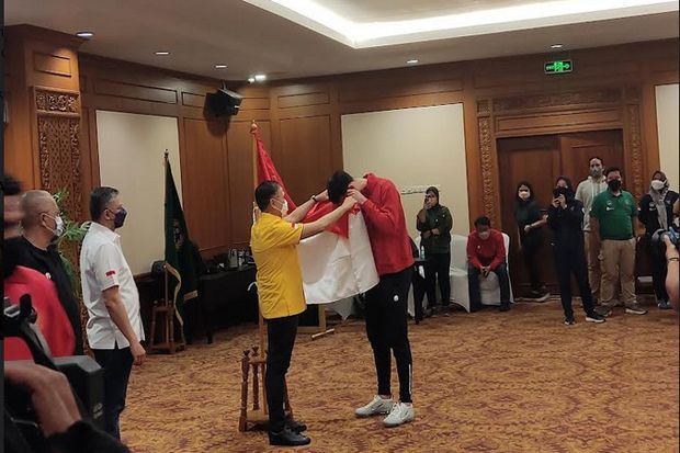 Cinta Indonesia! Inilah Momen Elkan Baggott Cium Bendera Merah Putih